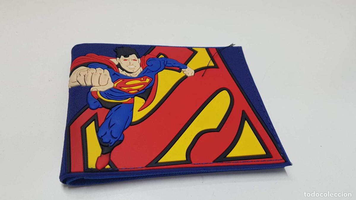 Postales: Cartera de bolsillo (azul): Superman volando y su logotipo en segundo plano - NULL
