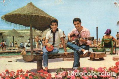Postales: POSTAL PV07791: Duo Dinamico tocando junto a una piscina - NULL