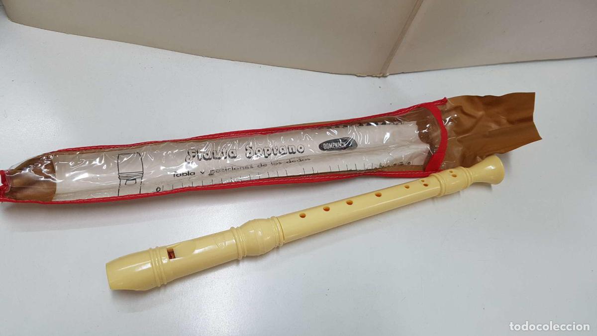 Postales: Flauta de plastico: Domenech. Incluye tabla con posiciones de los dedos - Foto 1
