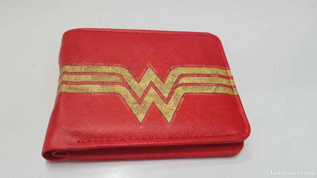 Postcards: Cartera de bolsillo (roja): con el logo de Wonder Woman - NULL