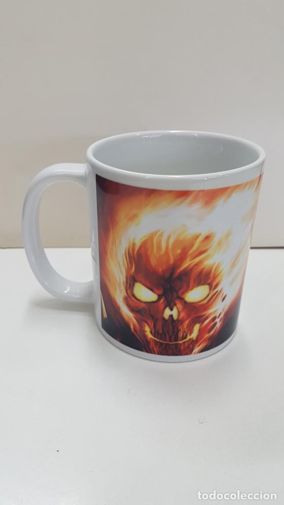 Postcards: Taza con asa de cer&aacute;mica: Motorista Fantasma blandiendo las cadenas - NULL
