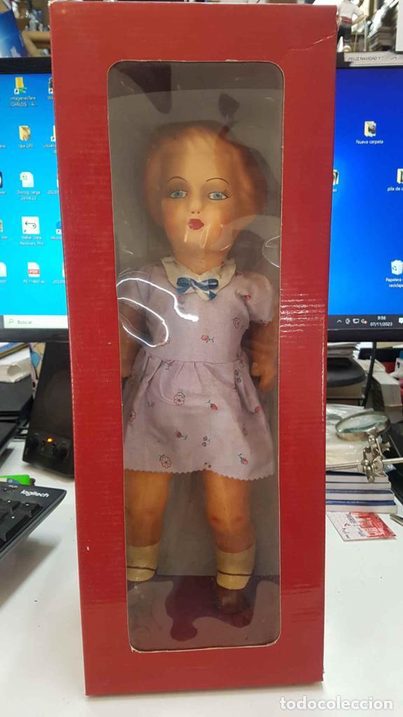 Postales: Mu&ntilde;eca antigua de yeso o similar, con vestido corto lazo azul - NULL