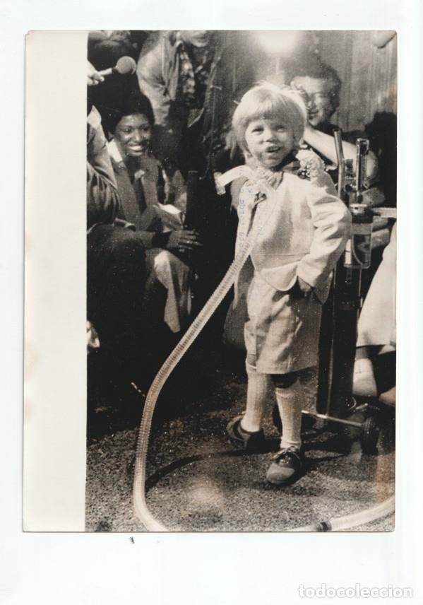 Postkarten: Foto Prensa numero 154: Donnie Warternberg abandona por fin el hospital - Varios