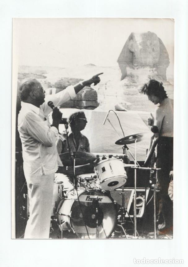 Postales: Foto Prensa numero 176: Frank Sinatra se&ntilde;alando la esfinge de gizeth - Varios