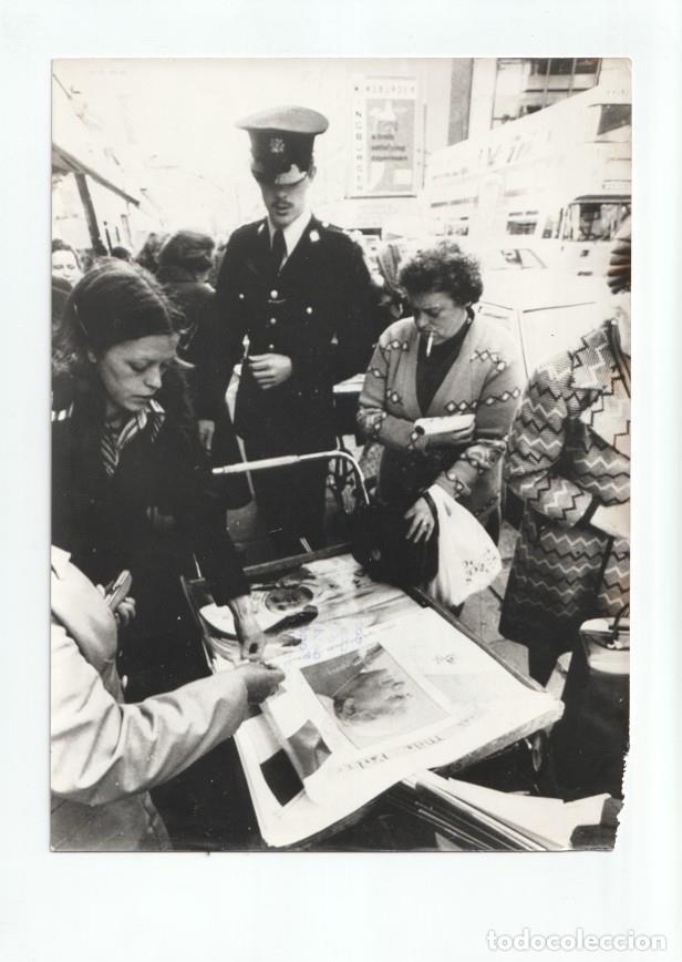 Cartoline: Foto Prensa numero 166: Vendedor ambulante ofreciendo Posters del Papa Juan Pablo II - Varios