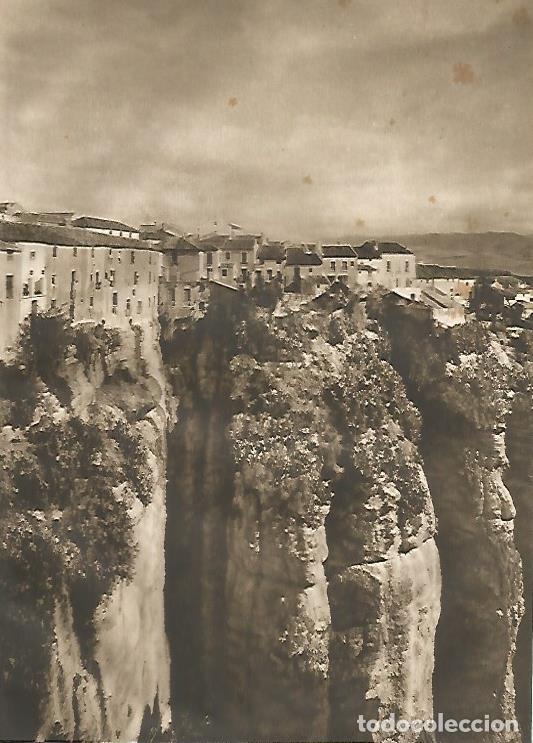 Postcards: LAMINA GEOGRAFIA 0125: Casas sobre el Tajo en Ronda Malaga - Ricardo Beltran y Vicente Vera