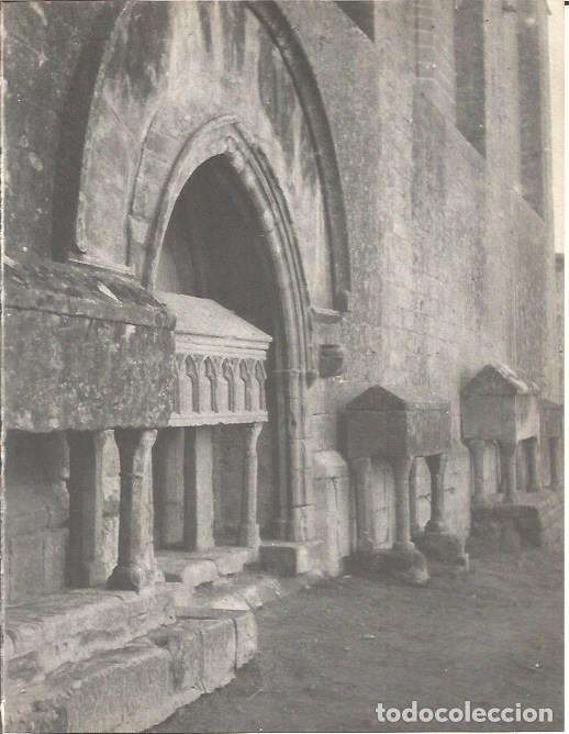 Postcards: LAMINA V00273: Sepulcros exteriores iglesia del Monasterio de Vallbona de les Monges, Lerida - J. Va