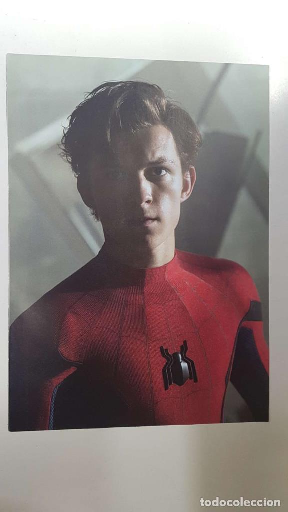 Postcards: Lamina/pagina extraida de la revista accion: Tom Holland enfundando el traje de Spider-Man en Homeco