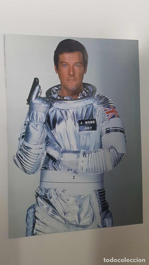 Postkarten: Lamina/pagina extraida de la revista accion: Roger Moore en Moonraker (1979) interpretando al Agente