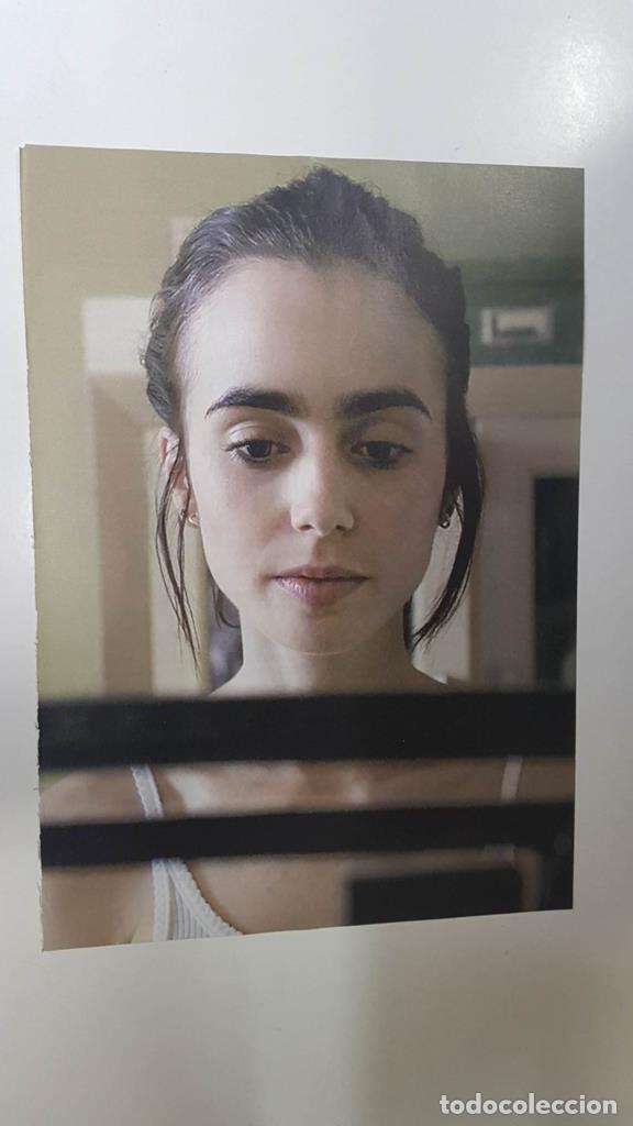 Postcards: Lamina/pagina extraida de la revista accion: Lily Collins en una imagen de la pelicula To the Bone (