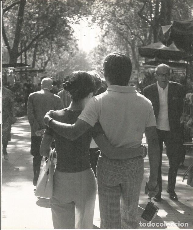 Cartes Postales: LAMINA 22066: Barcelona. Pareja en Las Ramblas - Josep Maria Espinas