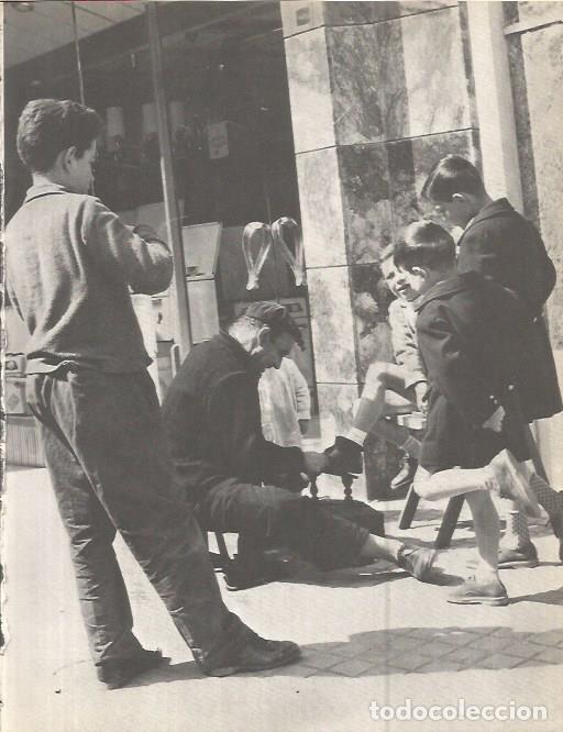 Cartes Postales: LAMINA V00290: Hombre limpiando zapatos en Sant Joan, Lerida - J. Vallverdu - T. Sirera