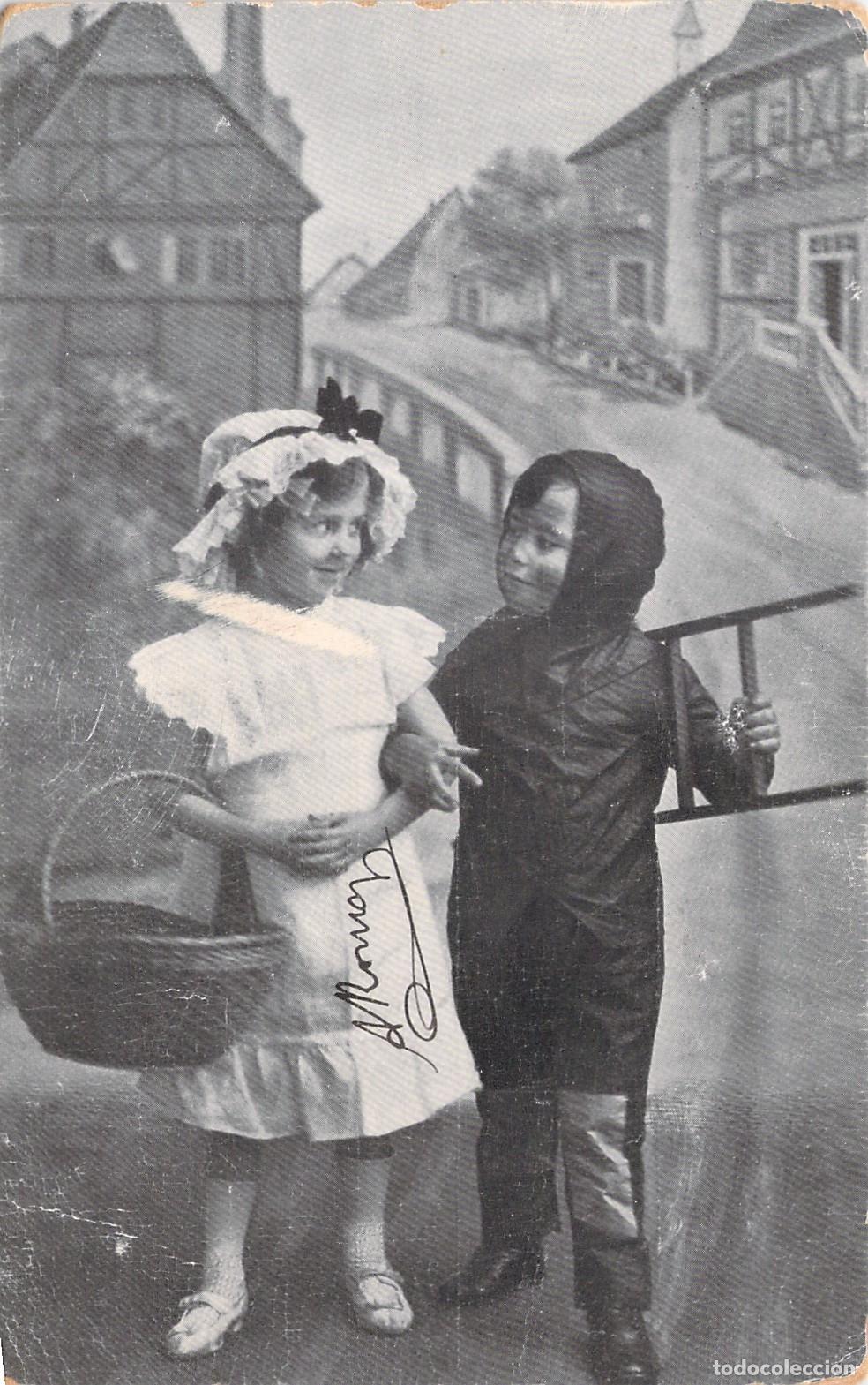 Postales: Postal de Ni&ntilde;os en un Pueblo con Cesta y Escalera