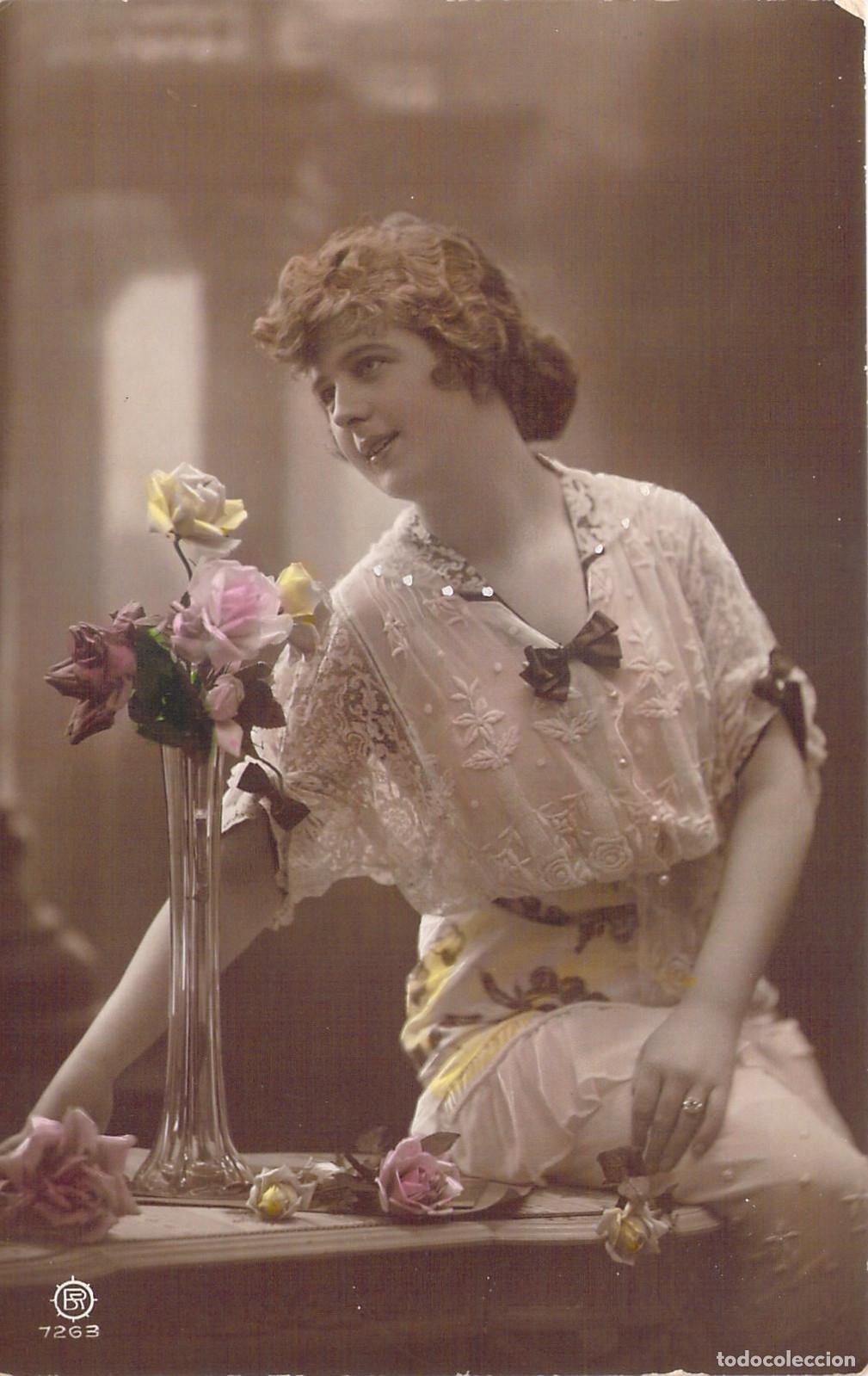 Postales: Postal Antigua de Retrato de Mujer con Rosas