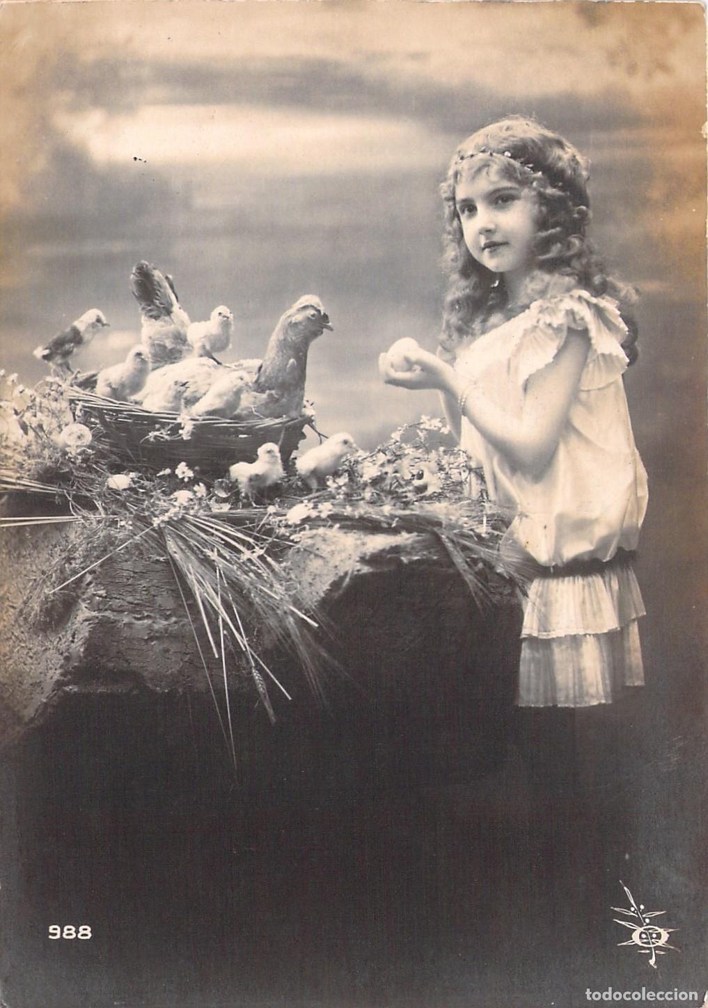 Postales: Postal Art&iacute;stica de Ni&ntilde;a con Gallina y Pollitos