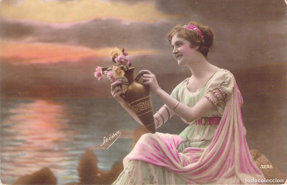 Postales: Postal Art&iacute;stica Felicidades Mujer con &Aacute;nfora y Flores