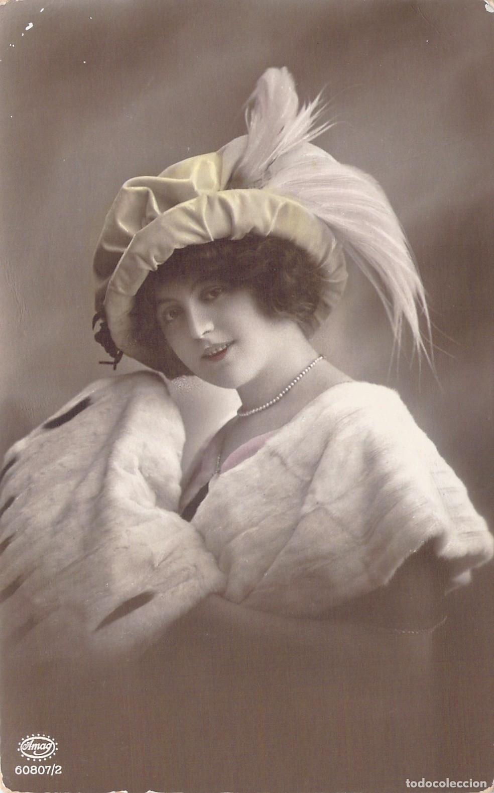 Postales: Postal de Retrato de Mujer con Sombrero de Plumas y Estola de Piel