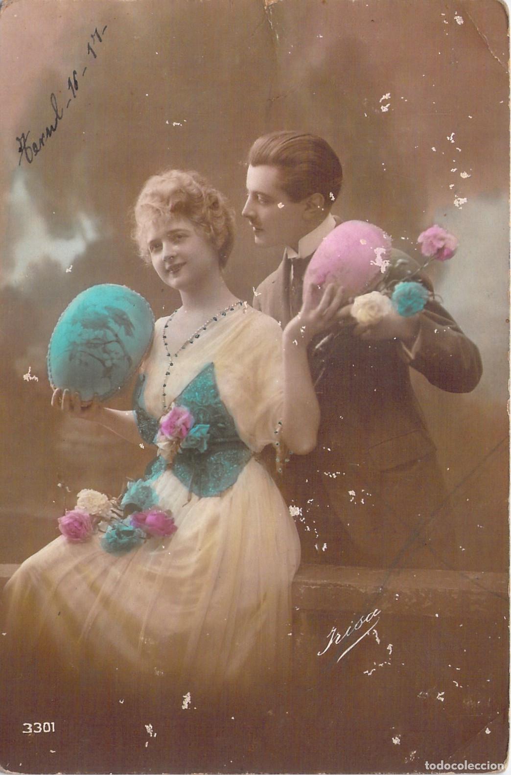 Postales: Postal de pareja rom&aacute;ntica con huevos decorativos y flores