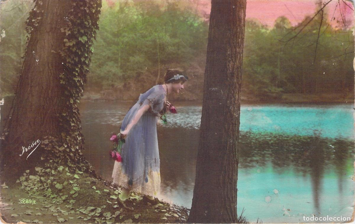 Postales: Postal Antigua de Mujer con Rosas junto a un Lago Paisaje Rom&aacute;ntico