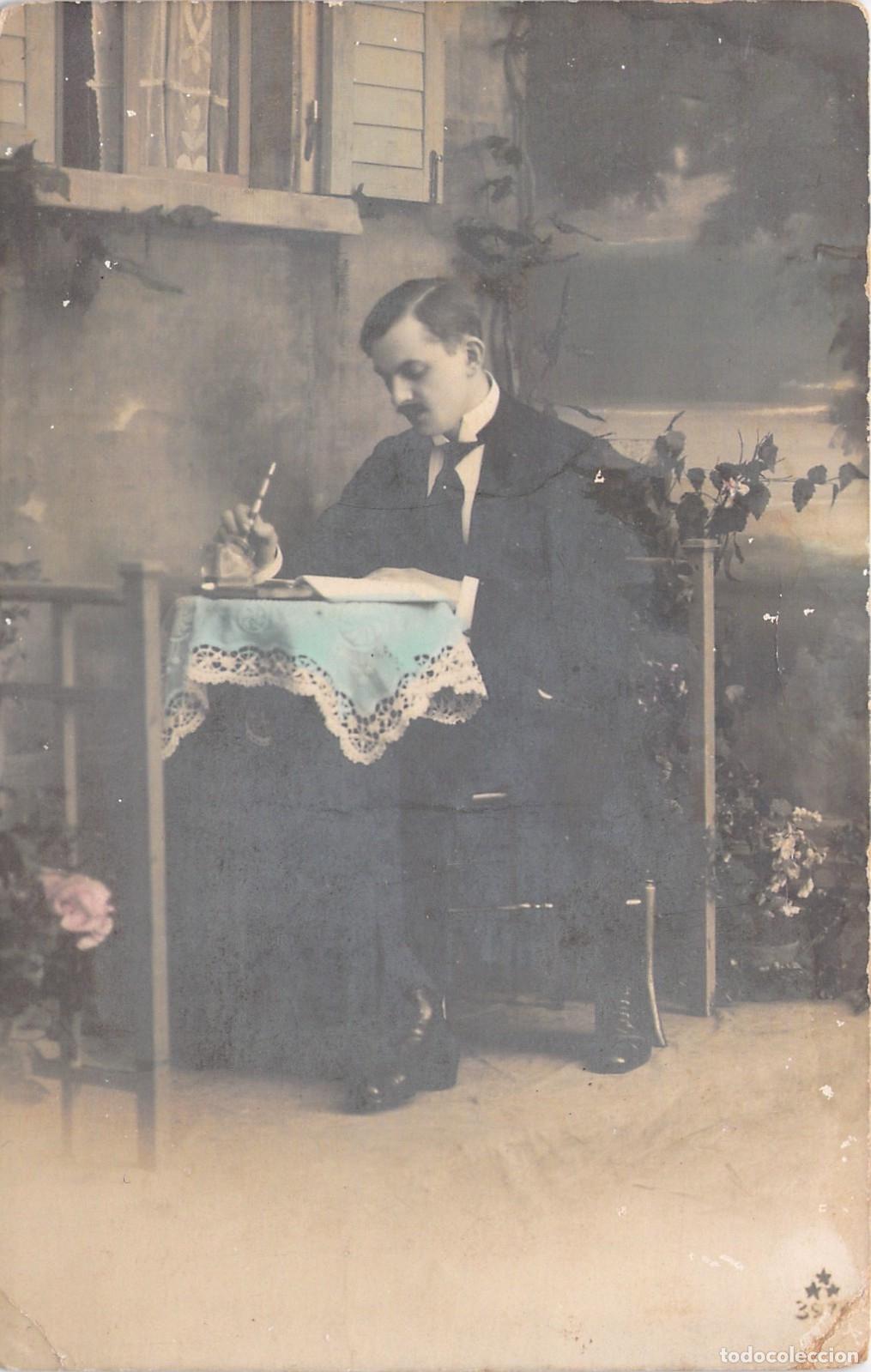 Postales: Postal Real Foto de Hombre Escribiendo en Mesa de Estudio