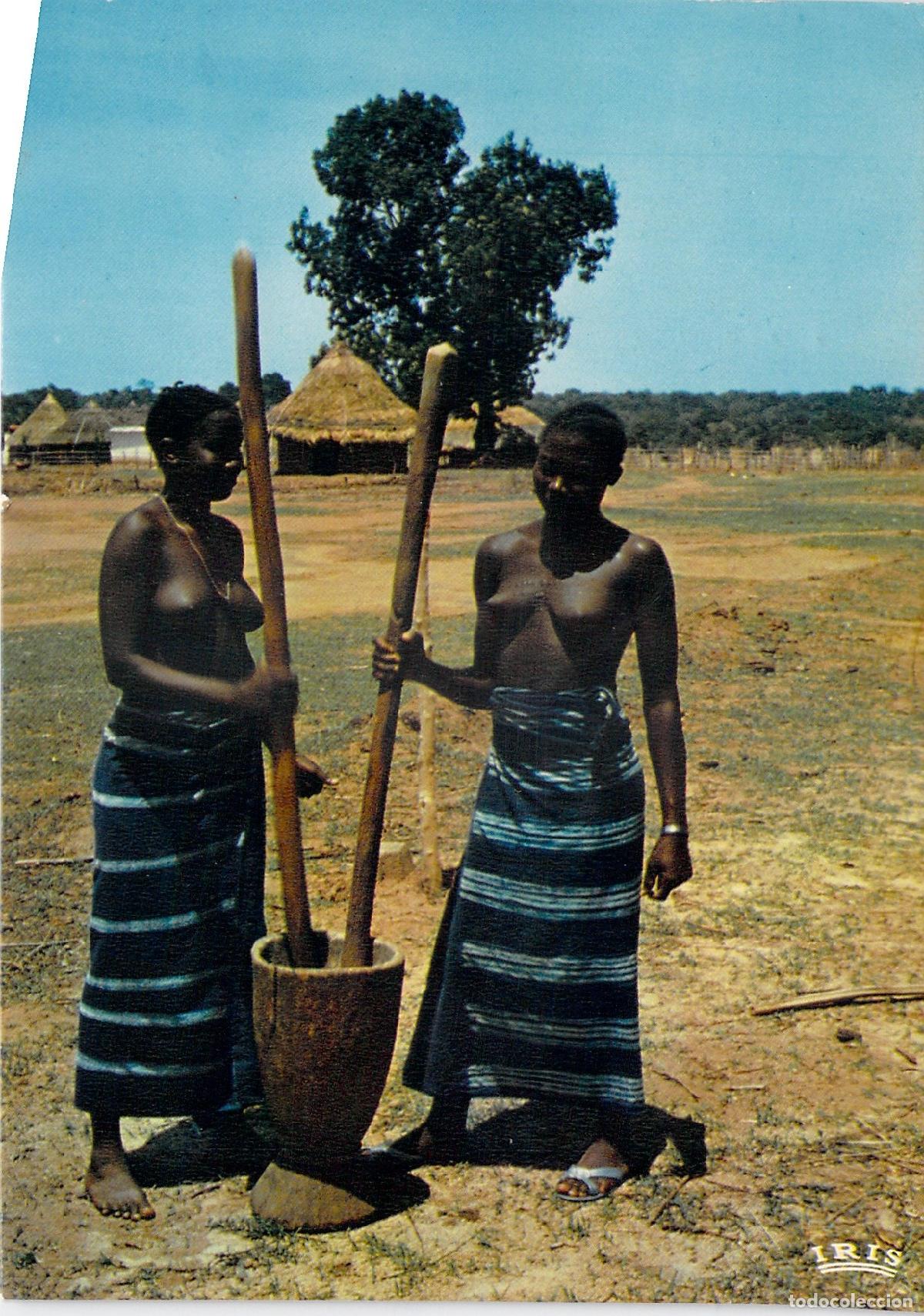 Postales: Postal de Mujeres Moliendo Mijo en el Pa&iacute;s Bassari, Senegal