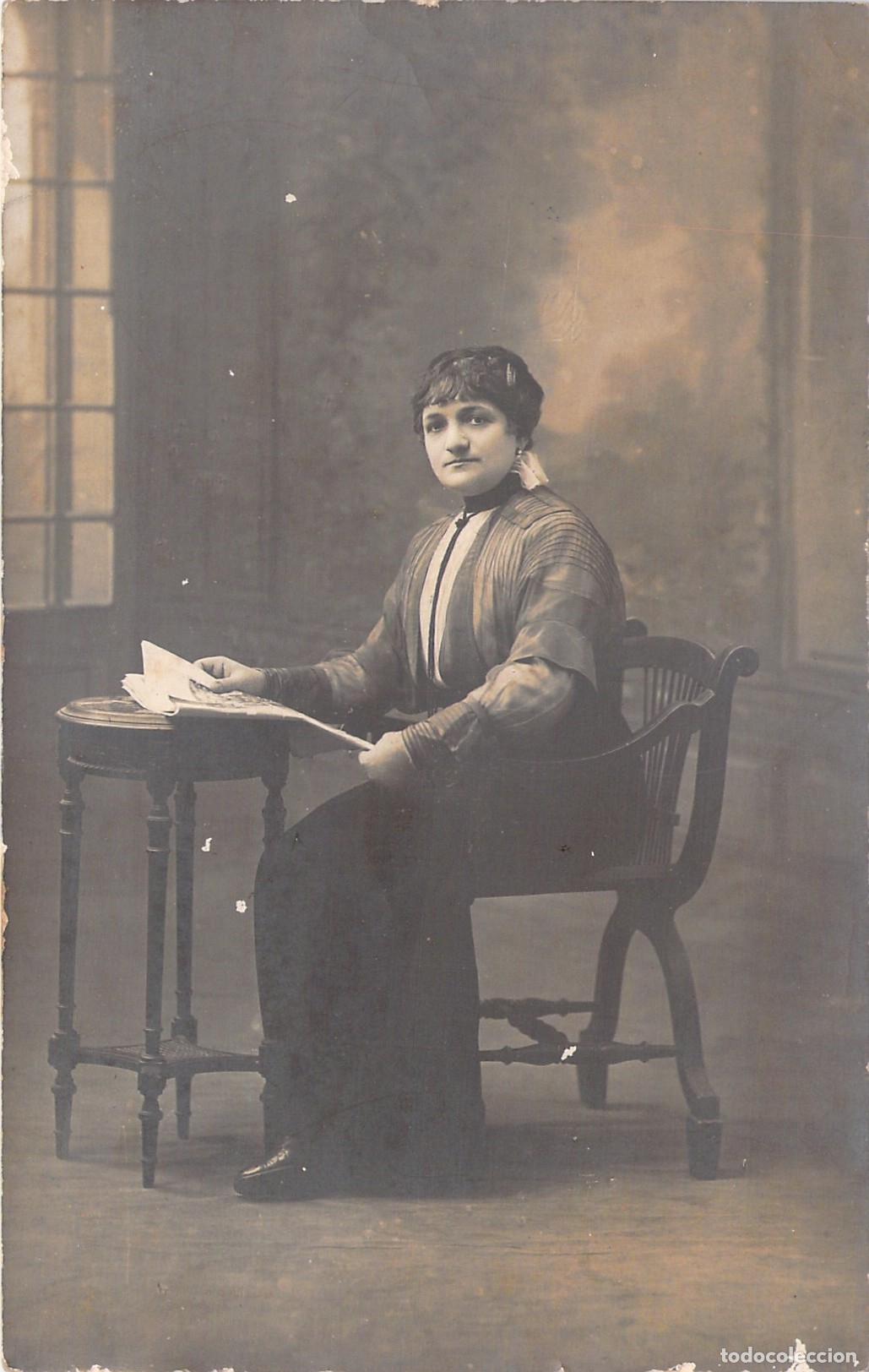 Postales: Antigua Tarjeta Postal Retrato de Mujer Sentada en Estudio