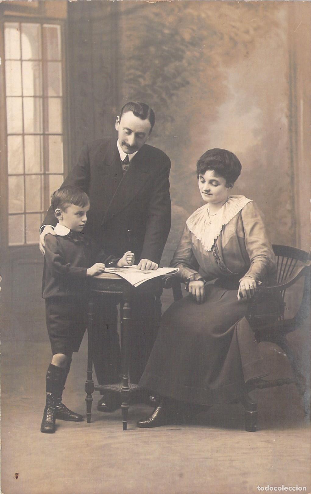 Postales: Postal de Retrato Familiar Antiguo en Estudio Fotogr&aacute;fico