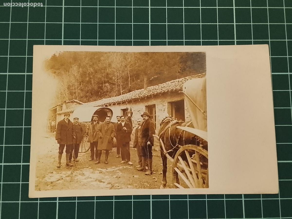 Postales: LUGAR SIN IDENTIFICAR - HOMBRES EN CARRUAJE - FOTOGRAFICA -POSTAL ANTIGUA-(116.005)