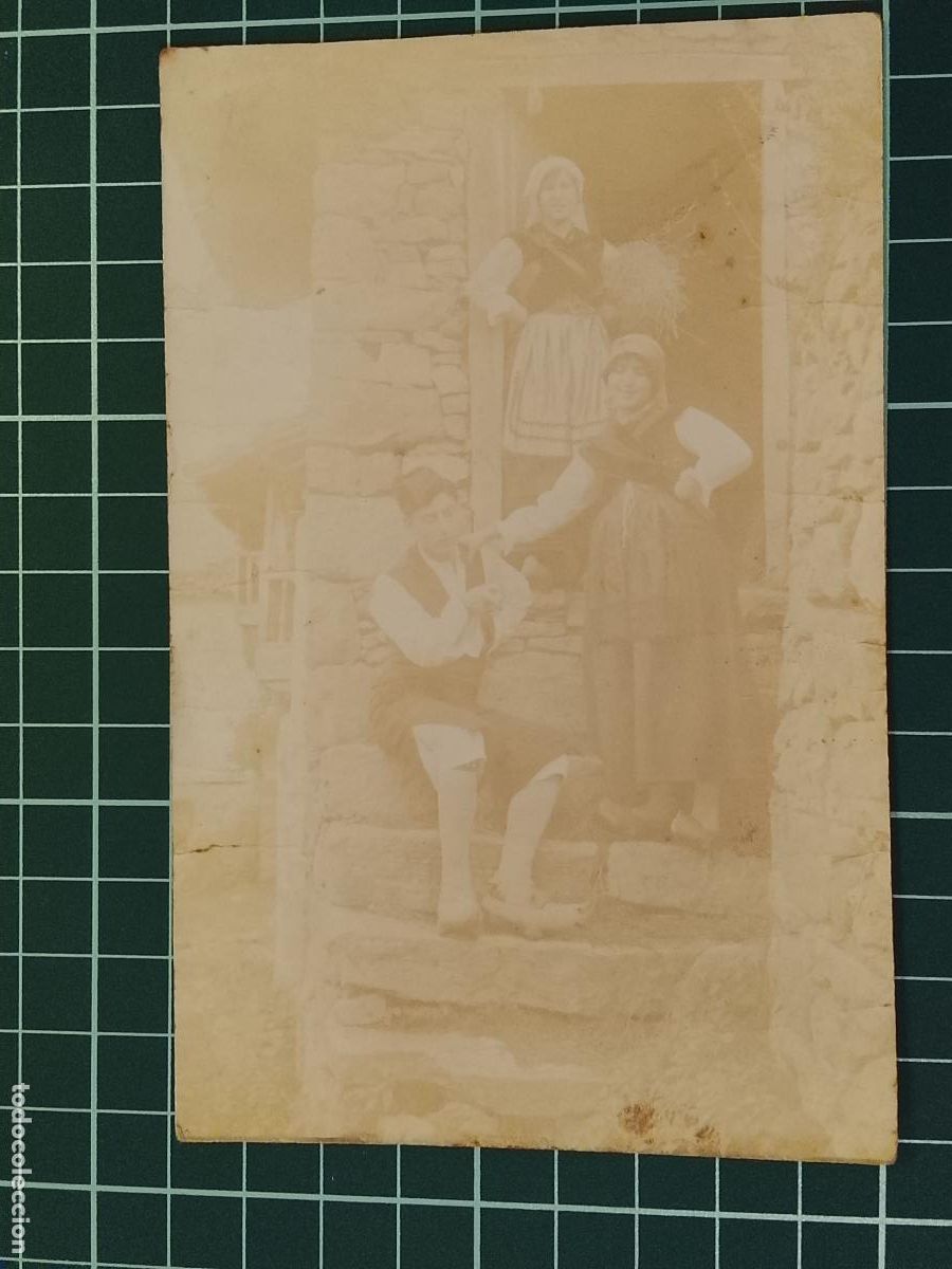 Postales: DOS MUJERES Y UN HOMBRE CON VESTIDOS Y TRAJE REGIONAL - FOTOGRAFICA - POSTAL ANTIGUA -(116.044)