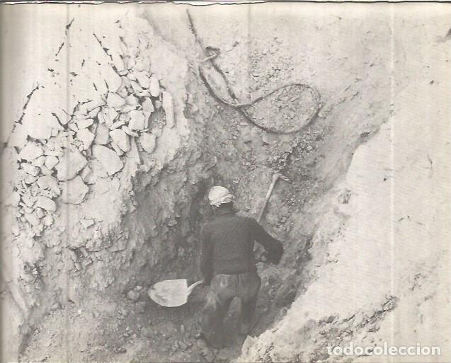 Postales: LAMINA V00333: Hombre sacando calcio en mina cerca Mequinenza, Zaragonza - J. Vallverdu - T. Sirera