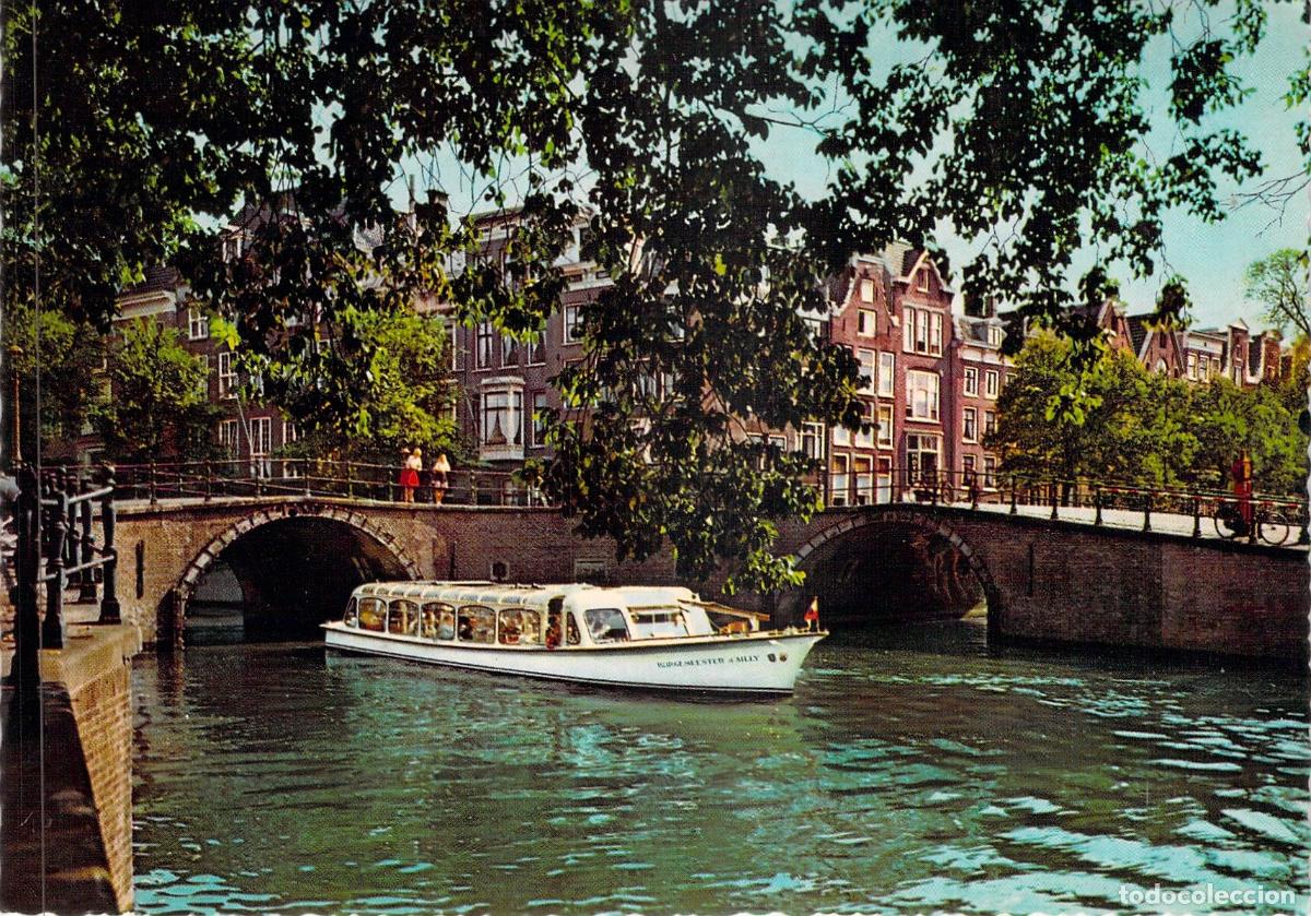 Postales: Postal de Amsterdam: Canal con Barco Tur&iacute;stico y Puente Hist&oacute;rico