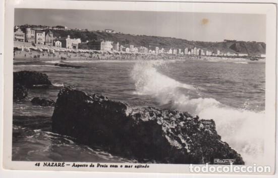 Cartoline: Nazar&eacute;. Foto-Postal. Aspecto de la Playa con el mar agitado. Franqueado y Fechado el 27 Mar. 1956. D
