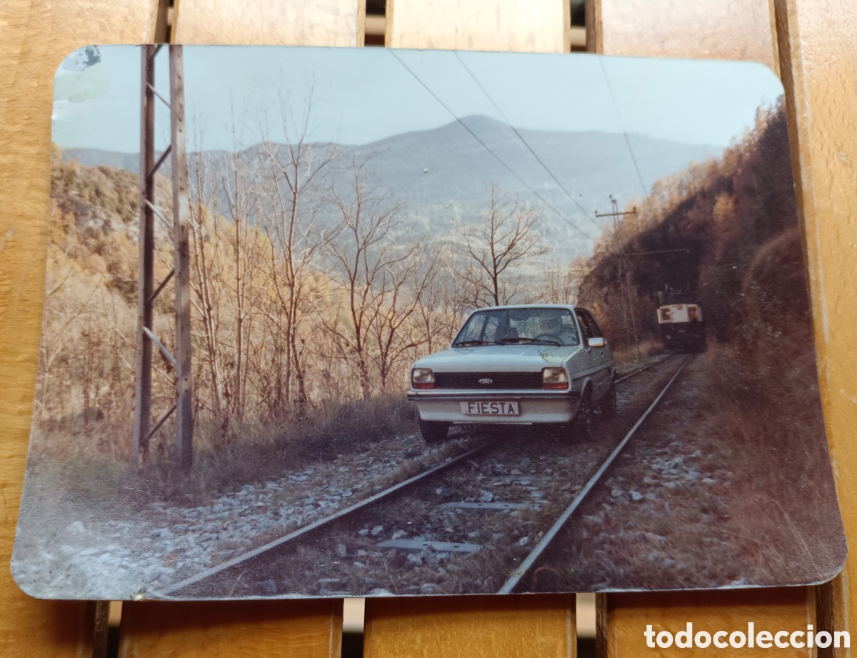 Postales: Foto , postal publicidad Ford Fiesta MK1 1976 vias de tren , con tren detras