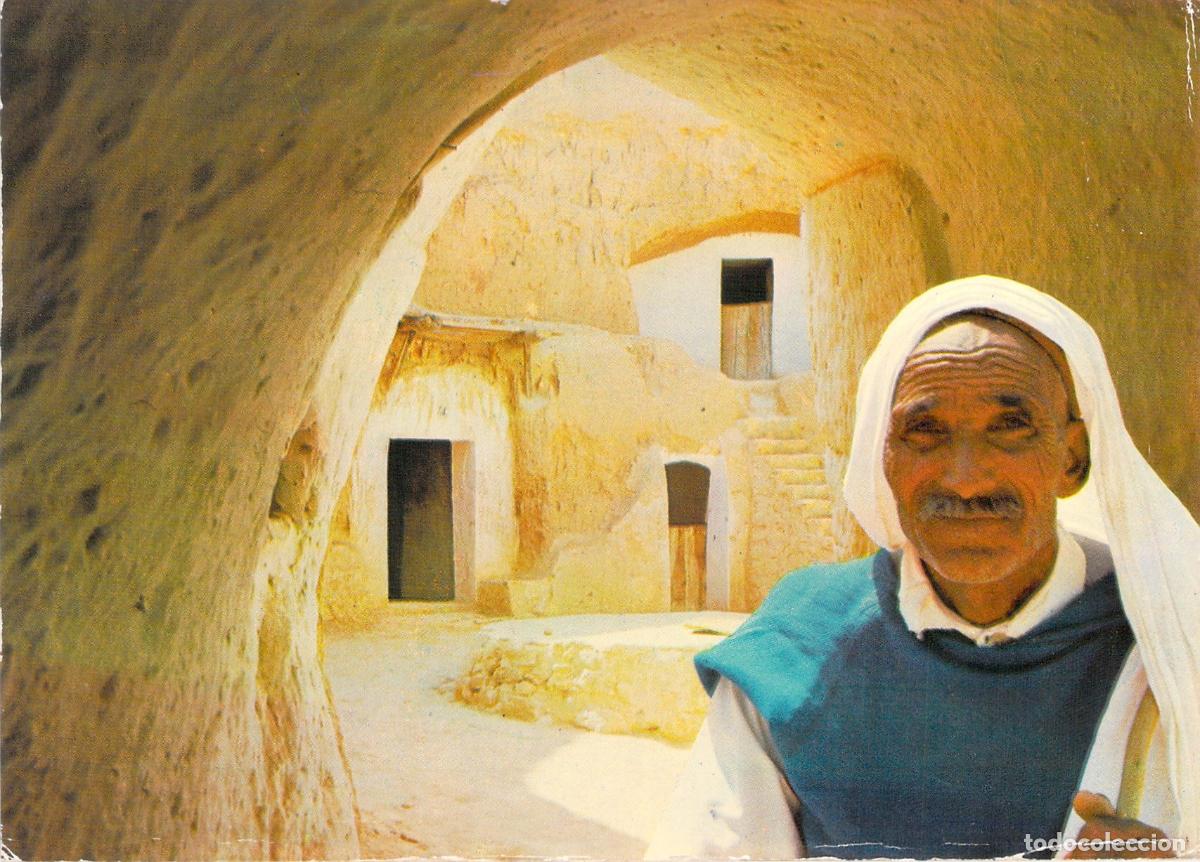 Postales: Postal de Matmata T&uacute;nez con Hombre y Casas Trogloditas