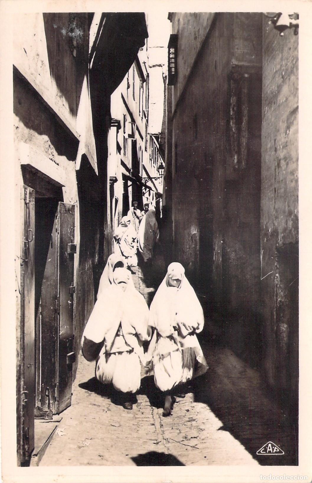 Cartes Postales: Postal de la Rue du Palmier en Argel con Mujeres con Haik
