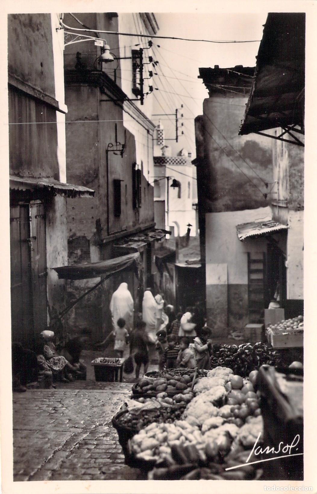 Cartes Postales: Postal de la Casbah de Argel con Mercado Callejero