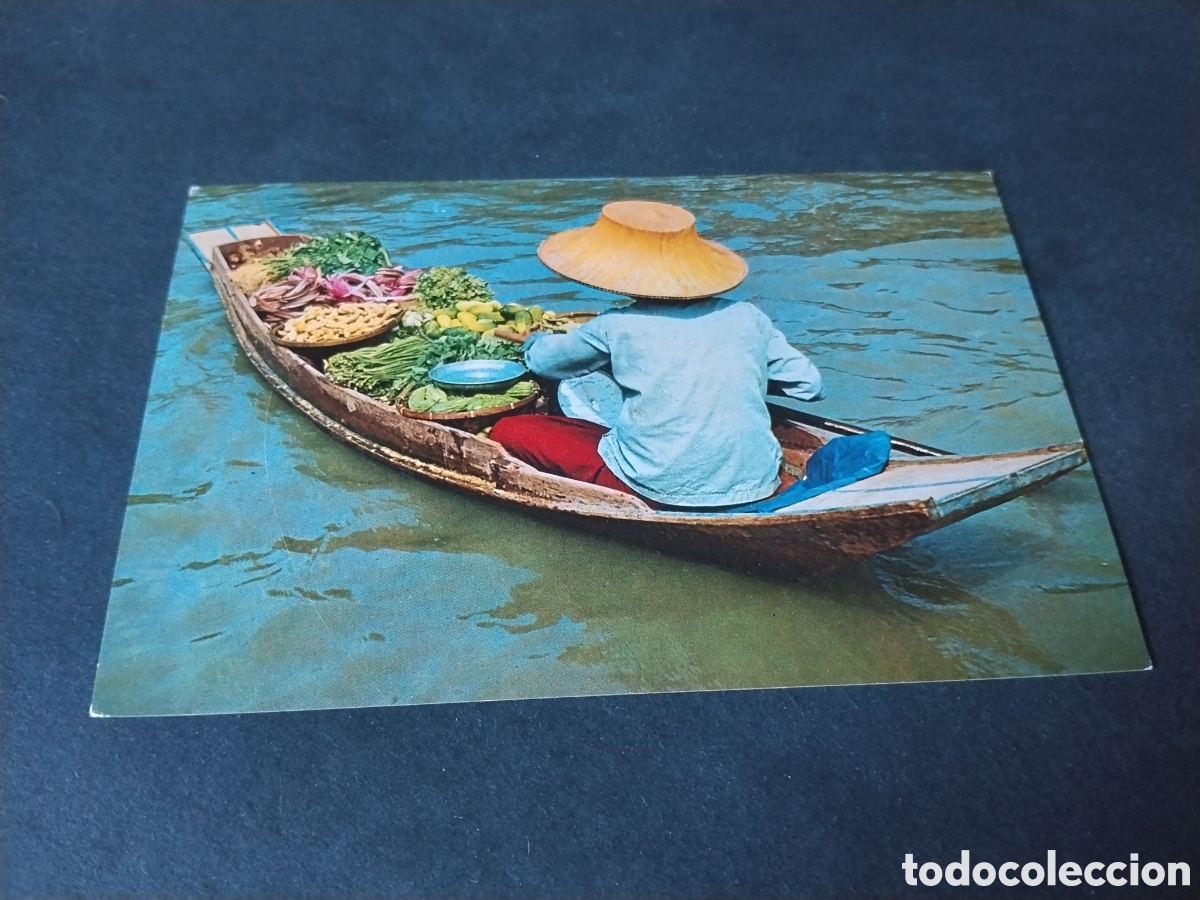 Cartoline: Postal A vegetable selling boat on Wat Sai Floating Market, Bangkok. Thailand
