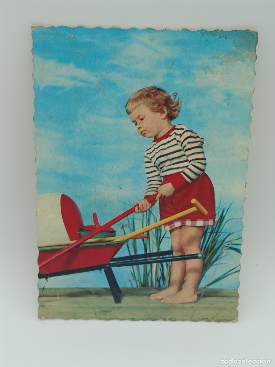 Postcards: FOTOGRAFIA POSTAL ANTIGUA ESCRITA. NI&Ntilde;A JUGANDO A&Ntilde;OS 60. PY.