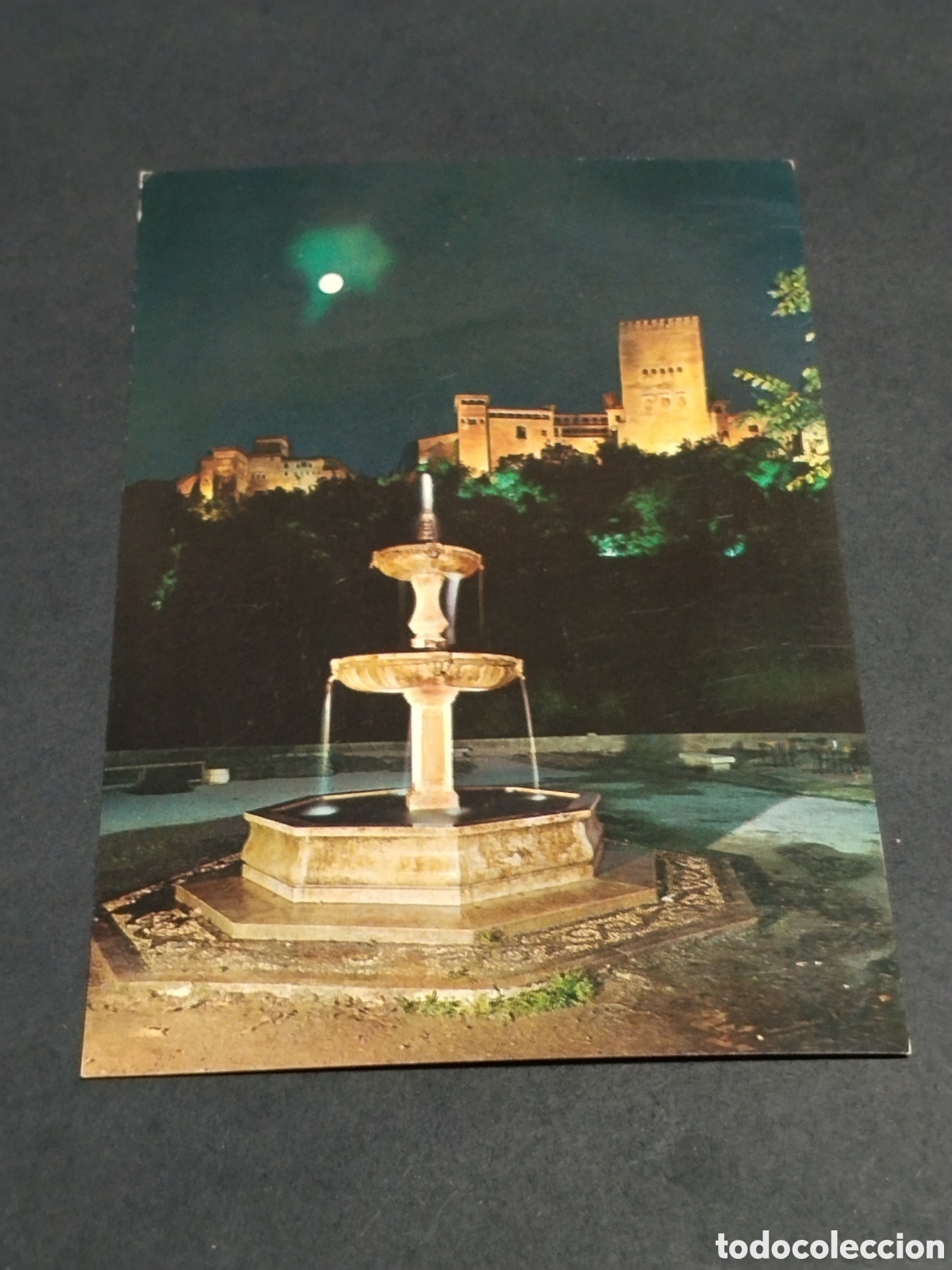 Postales: Postal Granada , Alhambra iluminada desde Plaza Padre Manj&oacute;n