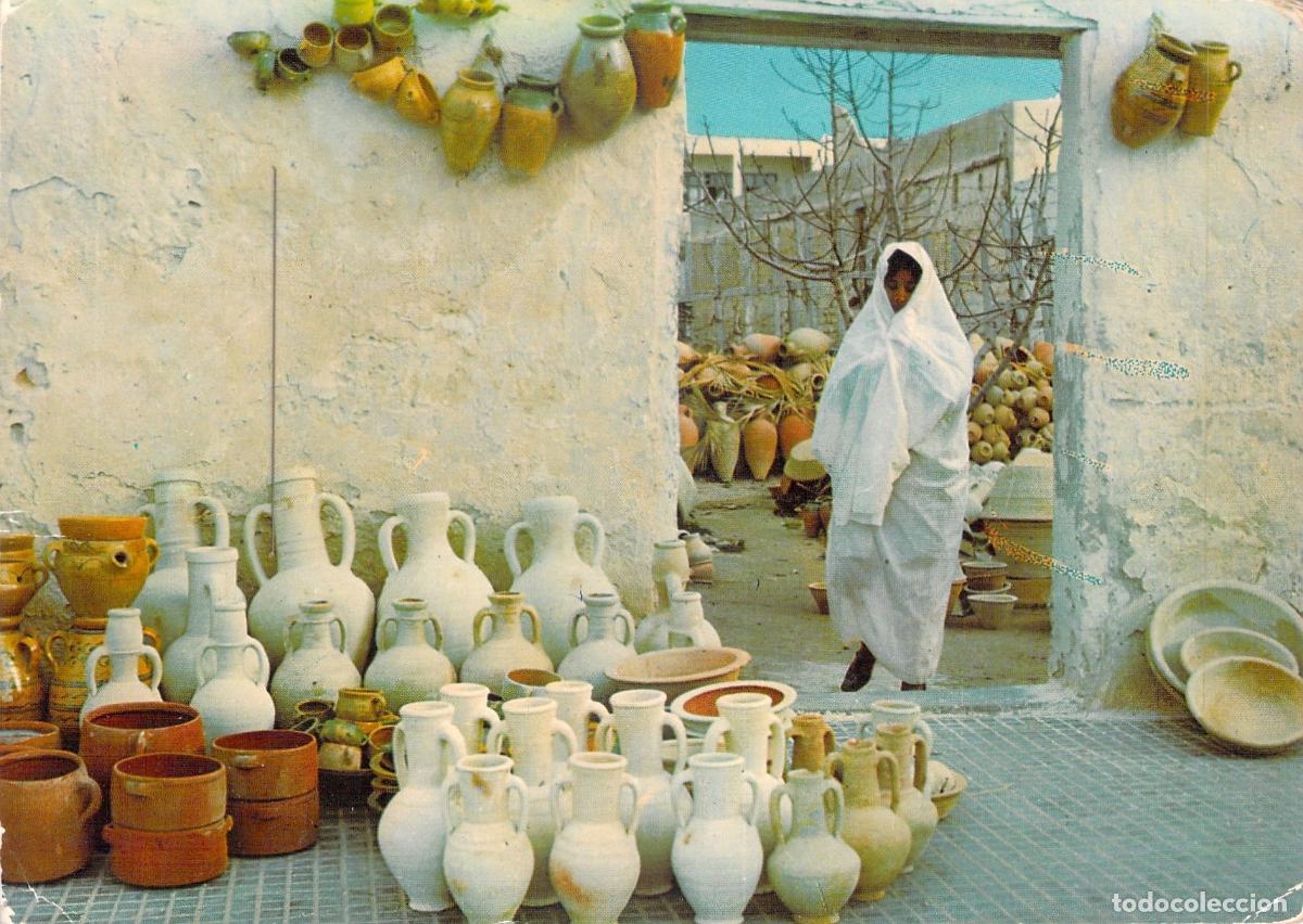 Postales: Postal de Alfarer&iacute;a Tradicional y Mujer en Nabeul, T&uacute;nez