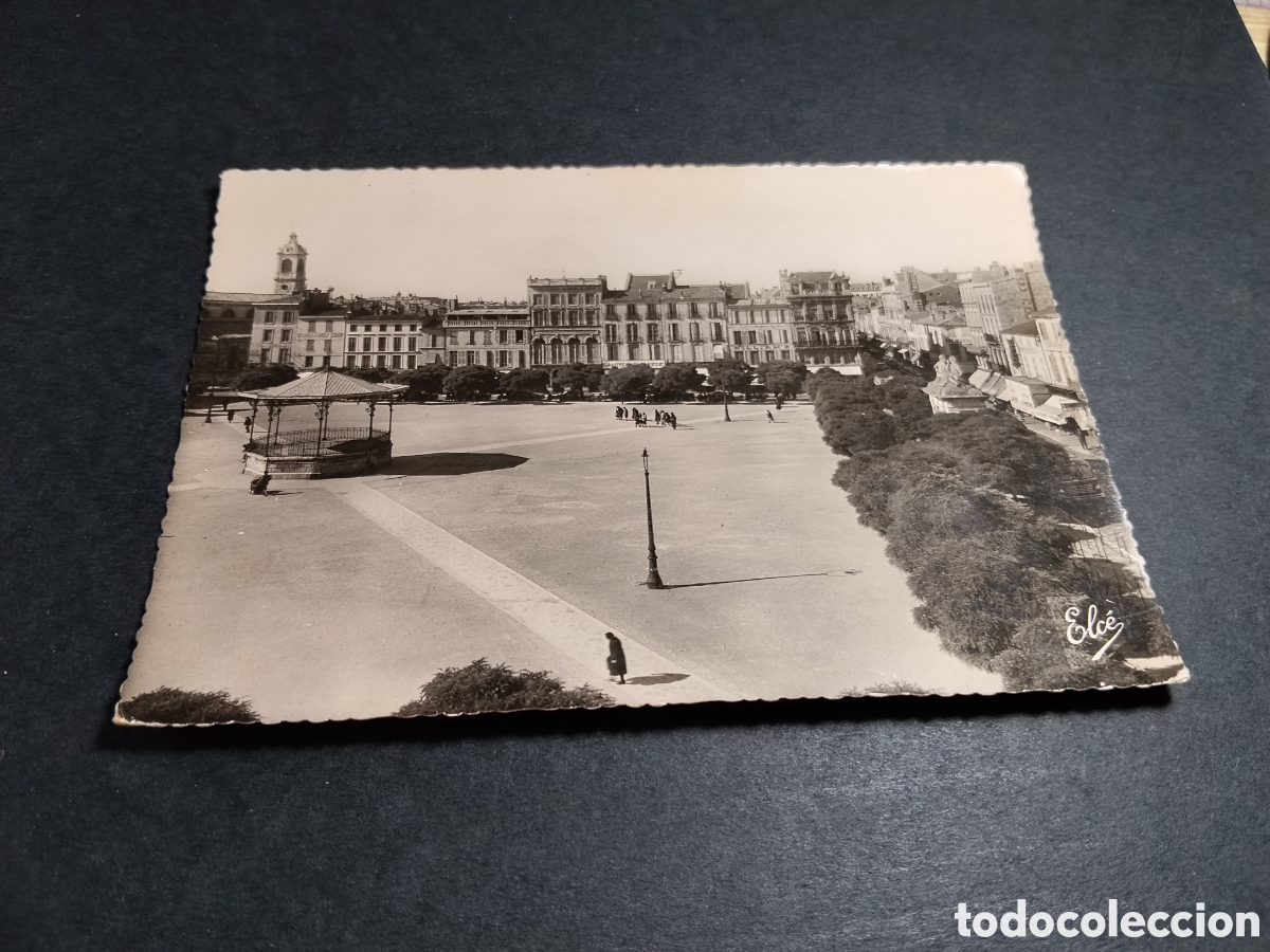 Postales: Postal Elc&eacute; Rochefort-sur-MER (Chte Me) Place Colvert. A gauche , l'&Eacute;glise