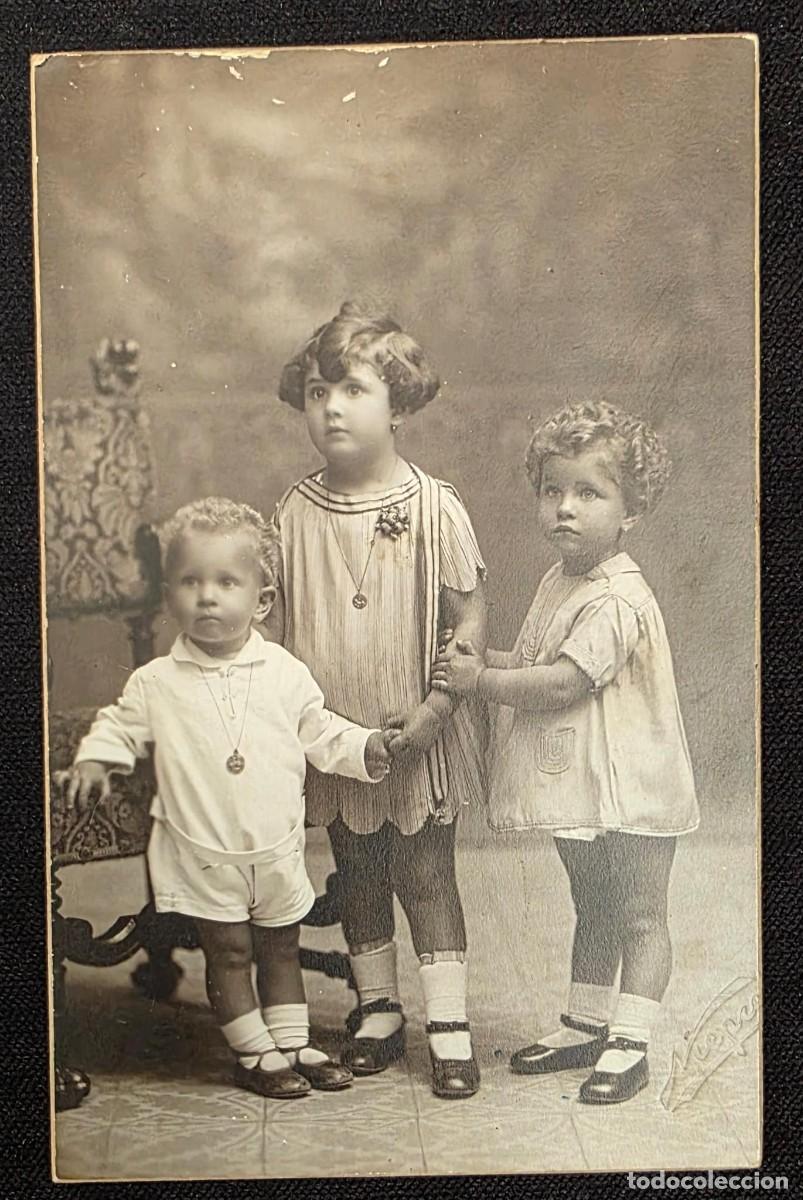 Postales: P.1084 Fotograf&iacute;a Antigua Postal de Tres Ni&ntilde;os &ndash; Retrato Infantil de Estudio &ndash; Menpe Barcelona