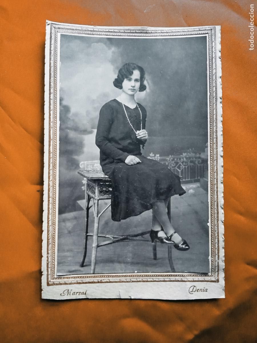 Postales: Postal Marsal, Denia. Mujer sentada en una mesa Papel.84