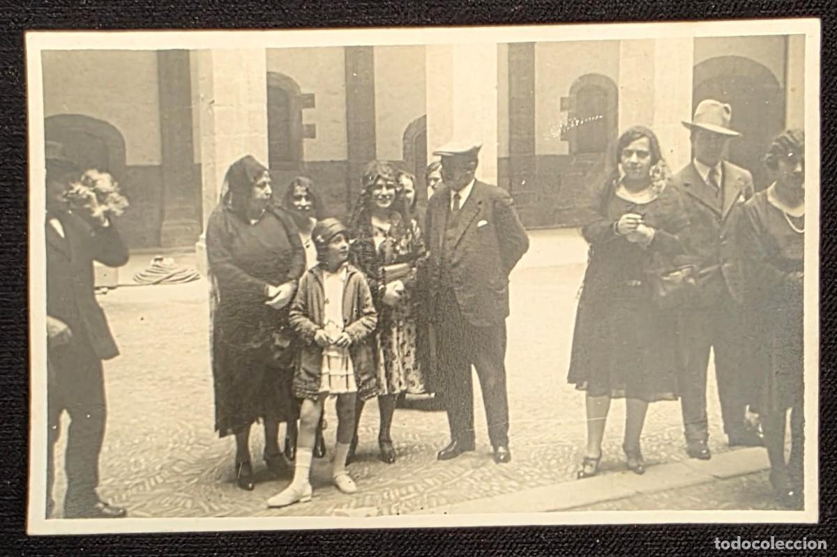Postales: P.1093 Fotograf&iacute;a Antigua de Grupo Familiar en Claustro o Patio Hist&oacute;rico &ndash; Tarjeta Postal