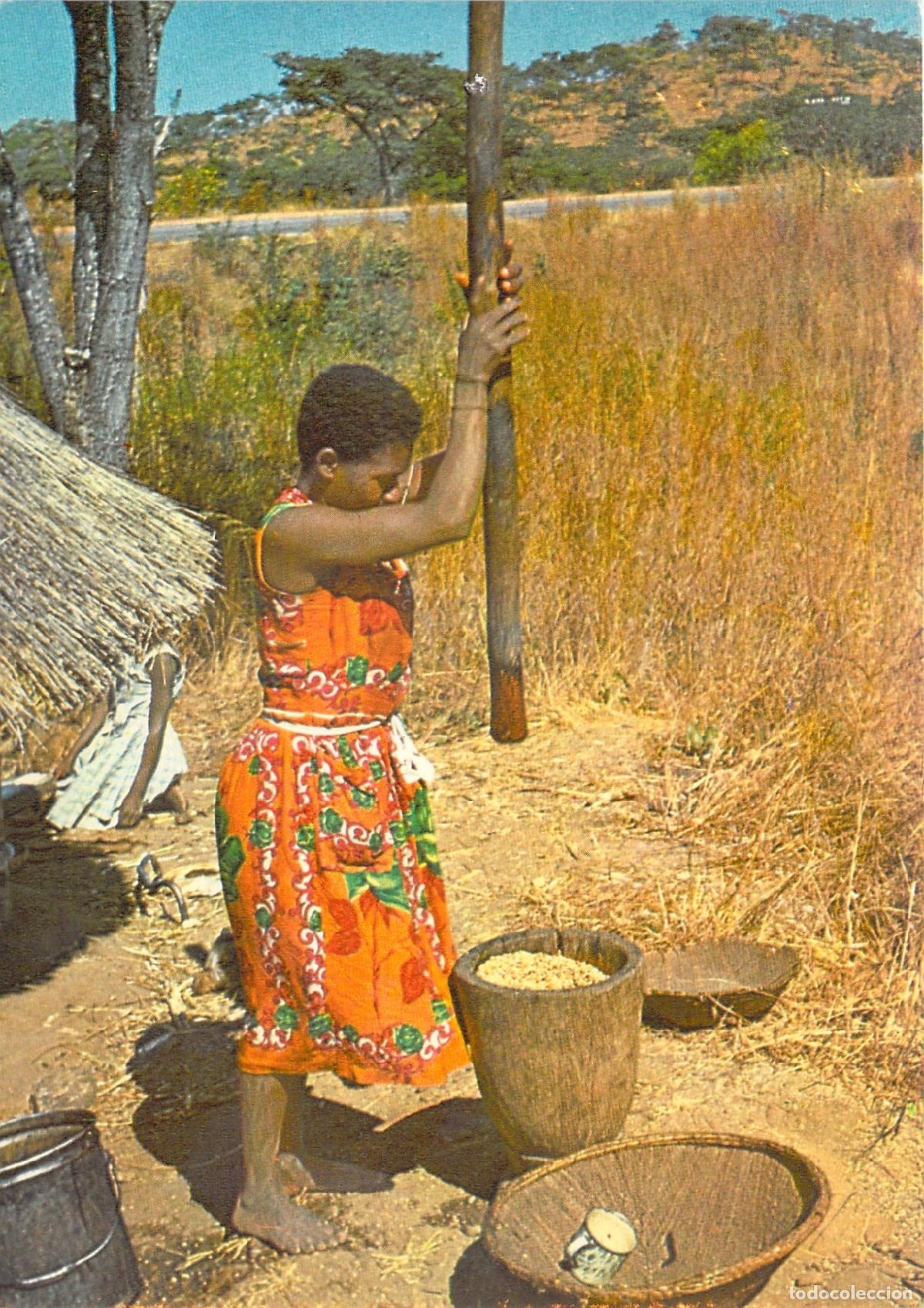 Postales: Postal de mujer africana tradicional moliendo grano