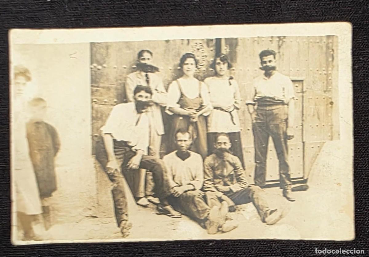 Postales: P.1099 Antigua Tarjeta Postal Fotogr&aacute;fica de Grupo Familiar y Campesinos &ndash; Retrato Popular Espa&ntilde;ol