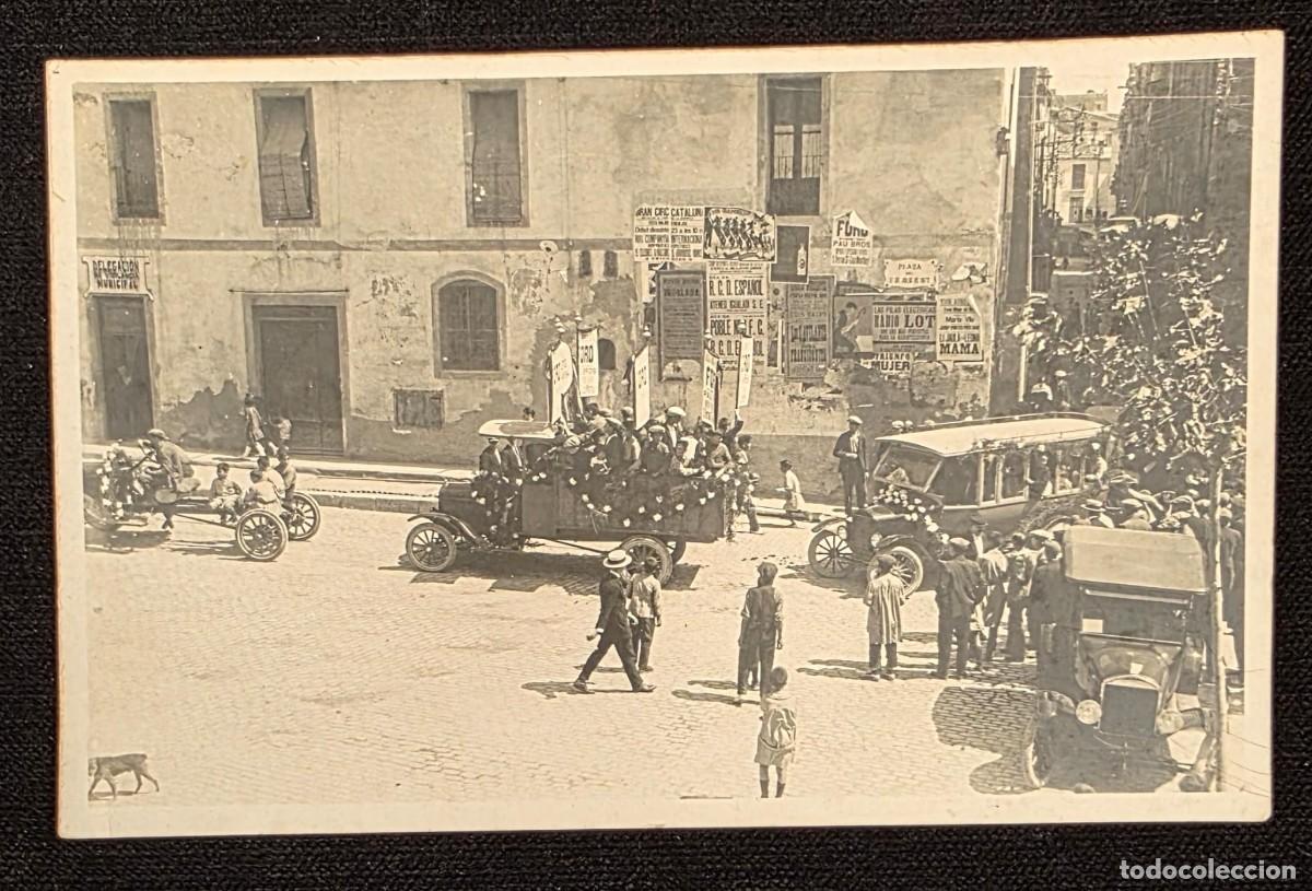 Postales: P.1101 Antigua Tarjeta Postal Fotogr&aacute;fica &ndash; Plaza con Autom&oacute;viles, Multitud y Carteles Publicitarios