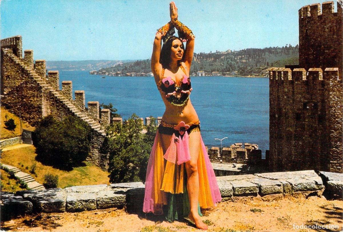 Postales: Postal de Estambul con bailarina frente al Castillo de Rumeli Hisari