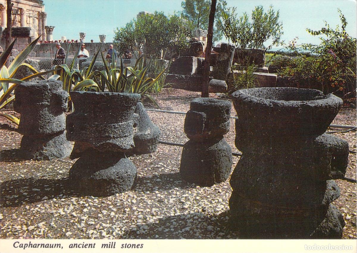 Postales: Postal de Cafarna&uacute;m con antiguas piedras de molino en Israel