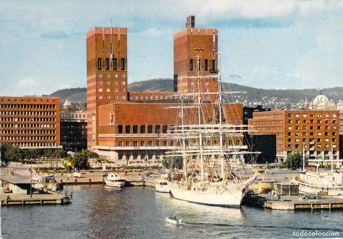 Postales: Postal de Oslo Noruega con el Ayuntamiento y Barco en el Puerto